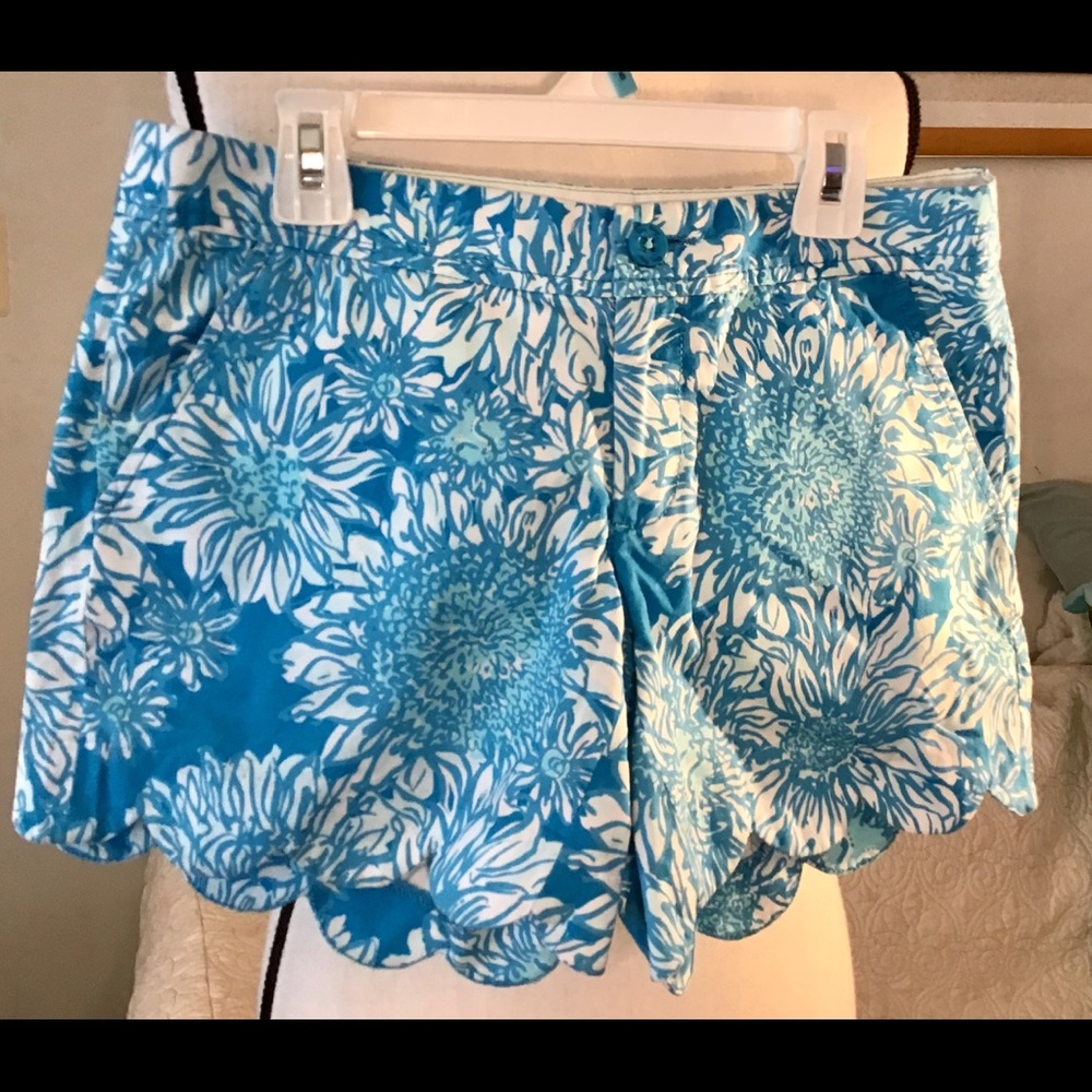Lilly Pulitzer shorts w/lining & 4 pockets. S
